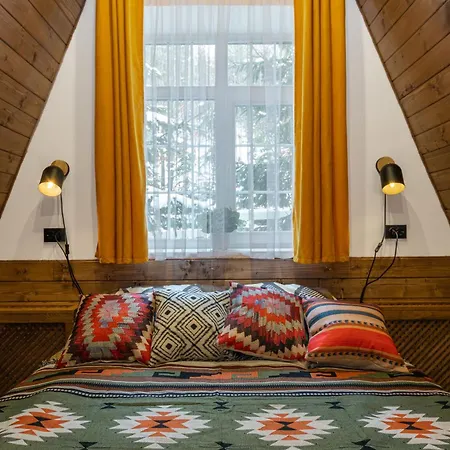 Freeman-3b - двоповерховий у з альтанкою та грилем для 6 гостей *