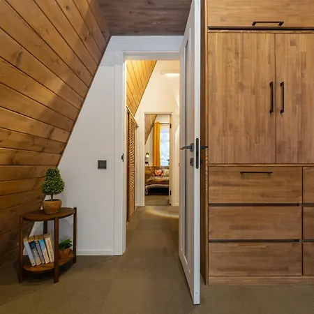 Freeman-3b - двоповерховий у з альтанкою та грилем для 6 гостей Bukovel