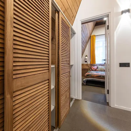 Freeman-3b - двоповерховий у з альтанкою та грилем для 6 гостей Apartamento