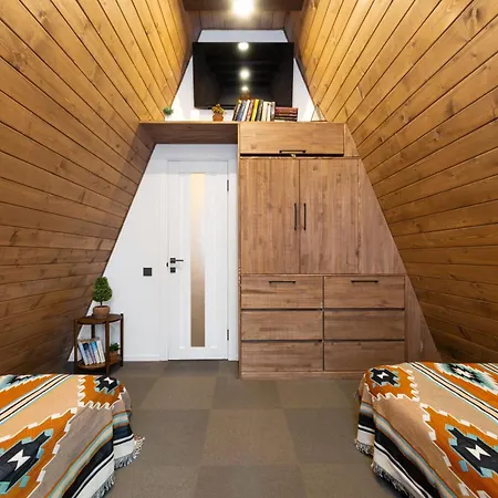 Freeman-3b - двоповерховий у з альтанкою та грилем для 6 гостей