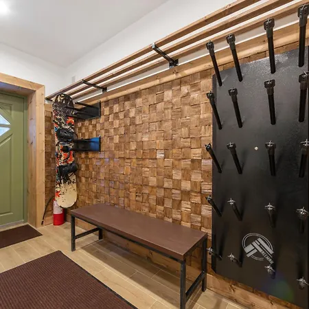 Freeman-3b двоповерховий з кухнею, альтанкою, грилем 6місний