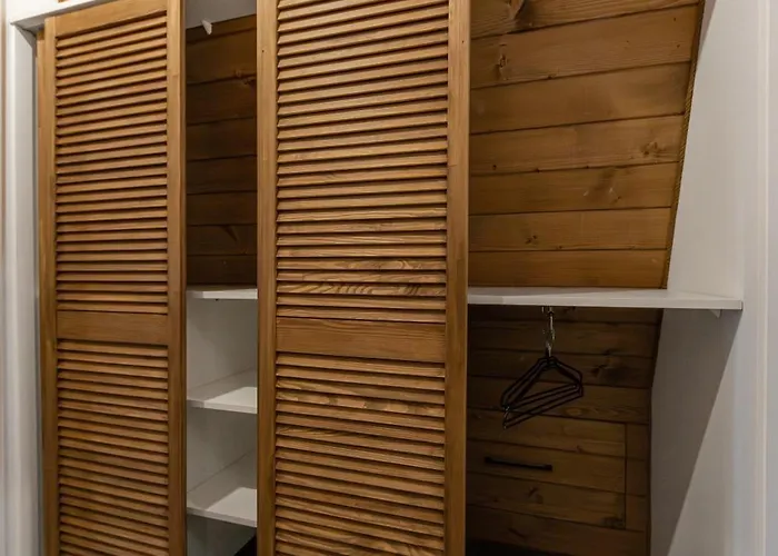 Freeman-3b двоповерховий з кухнею, альтанкою, грилем 6місний 布克维